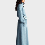 Rosie - Σικάτο κομψό μπλε σετ δύο τεμαχίων με πλεκτό πουλόβερ με όρθιο γιακά, λαιμόκοψη V, μακριά μανίκια και χαλαρή γραμμή, και μάξι φούστα με τσέπη και χνουδωτή πλέξη