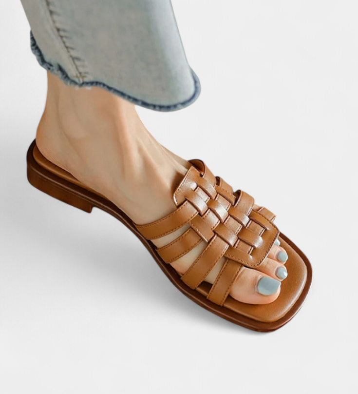 Ρωμαϊκά επίπεδα πλεγμένα σανδάλια