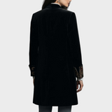 Meanne | Μαύρο Βελούδινο Μπλέιζερ με Μπαρόκ Εκτύπωση στις Λαβές – Διαχρονική Vintage Πολυτέλεια