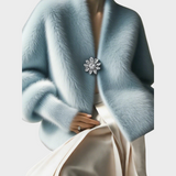 Cheska | Αστικό πουλόβερ με V λαιμόκοψη από συνθετικό βιζόν με καρφίτσα