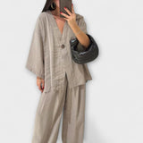 Jacqueline - Casual τοπ με V λαιμόκοψη και παντελόνι δίδυμο