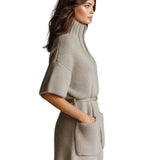 Ισα - Casual Ανοιχτό Καφέ Oversize Ρόμπα με Όρθιο Γιακά, Λαιμόκοψη V, Κοντό Μανίκι, Ζώνη, Εξωτερικές Τσέπες και Χνουδωτή Πλέξη (Casual Light Brown Stand Collar V-Neck Short Sleeve Belted Patch Pockets Oversize Fuzzy Knit Romper)