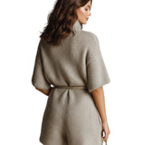 Ισα - Casual Ανοιχτό Καφέ Oversize Ρόμπα με Όρθιο Γιακά, Λαιμόκοψη V, Κοντό Μανίκι, Ζώνη, Εξωτερικές Τσέπες και Χνουδωτή Πλέξη (Casual Light Brown Stand Collar V-Neck Short Sleeve Belted Patch Pockets Oversize Fuzzy Knit Romper)