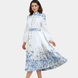 Amelia – Διαχρονική κομψότητα σε φλοράλ μπλε με ψηλό λαιμό