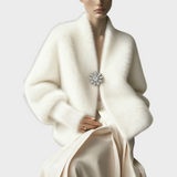 Cheska | Αστικό πουλόβερ με V λαιμόκοψη από συνθετικό βιζόν με καρφίτσα