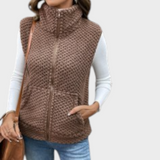 Klarisse | Σακάκι χωρίς μανίκια με καμπυλωτό γιακά και τσέπη καγκουρό σε σκούρο καφέ