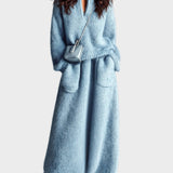 Rosie - Σικάτο κομψό μπλε σετ δύο τεμαχίων με πλεκτό πουλόβερ με όρθιο γιακά, λαιμόκοψη V, μακριά μανίκια και χαλαρή γραμμή, και μάξι φούστα με τσέπη και χνουδωτή πλέξη