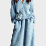 Rosie - Σικάτο κομψό μπλε σετ δύο τεμαχίων με πλεκτό πουλόβερ με όρθιο γιακά, λαιμόκοψη V, μακριά μανίκια και χαλαρή γραμμή, και μάξι φούστα με τσέπη και χνουδωτή πλέξη