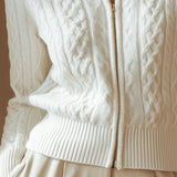 Λευκή πλεκτή ζακέτα με φερμουάρ (cable-knit)