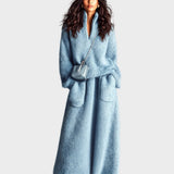 Rosie - Σικάτο κομψό μπλε σετ δύο τεμαχίων με πλεκτό πουλόβερ με όρθιο γιακά, λαιμόκοψη V, μακριά μανίκια και χαλαρή γραμμή, και μάξι φούστα με τσέπη και χνουδωτή πλέξη