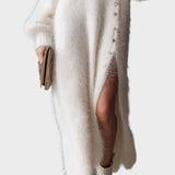 Βενετία | Άνετο, Κομψό Μίντι Πλεκτό Φόρεμα με V Λαιμόκοψη, Μεταλλικά Κουμπιά, Λευκή Απομίμηση Γούνας Κουνελιού και Σκίσιμο στο Πλάι