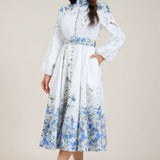 Amelia – Διαχρονική κομψότητα σε φλοράλ μπλε με ψηλό λαιμό