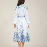 Amelia – Διαχρονική κομψότητα σε φλοράλ μπλε με ψηλό λαιμό