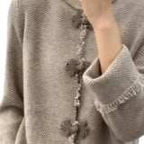 Liu - Πλεκτή Ζακέτα με Όρθιο Γιακά, Κουμπιά και Μακρύ Μανίκι σε Ανοιχτό Camel Grey (Κινέζικη Ανοιχτή Ζακέτα σε Χρώμα Καμήλας με Όρθιο Γιακά και Κουμπιά, Μακρύ Μανίκι)