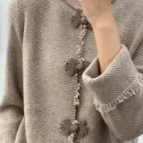 Liu - Πλεκτή Ζακέτα με Όρθιο Γιακά, Κουμπιά και Μακρύ Μανίκι σε Ανοιχτό Camel Grey (Κινέζικη Ανοιχτή Ζακέτα σε Χρώμα Καμήλας με Όρθιο Γιακά και Κουμπιά, Μακρύ Μανίκι)