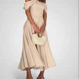 Κομψό Μάξι Φόρεμα με Ανοιχτούς Ώμους και Πτυχωτό Ντιζάιν