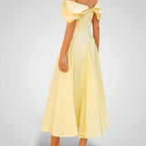 Κομψό Μάξι Φόρεμα με Ανοιχτούς Ώμους και Πτυχωτό Ντιζάιν