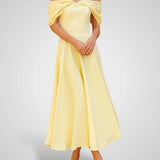 Κομψό Μάξι Φόρεμα με Ανοιχτούς Ώμους και Πτυχωτό Ντιζάιν