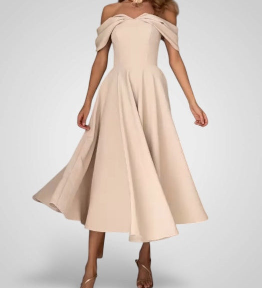 Κομψό Μάξι Φόρεμα με Ανοιχτούς Ώμους και Πτυχωτό Ντιζάιν