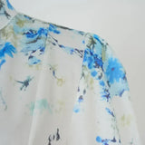 Amelia – Διαχρονική κομψότητα σε φλοράλ μπλε με ψηλό λαιμό