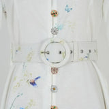 Amelia – Διαχρονική κομψότητα σε φλοράλ μπλε με ψηλό λαιμό