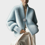 Cheska | Αστικό πουλόβερ με V λαιμόκοψη από συνθετικό βιζόν με καρφίτσα