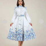 Amelia – Διαχρονική κομψότητα σε φλοράλ μπλε με ψηλό λαιμό