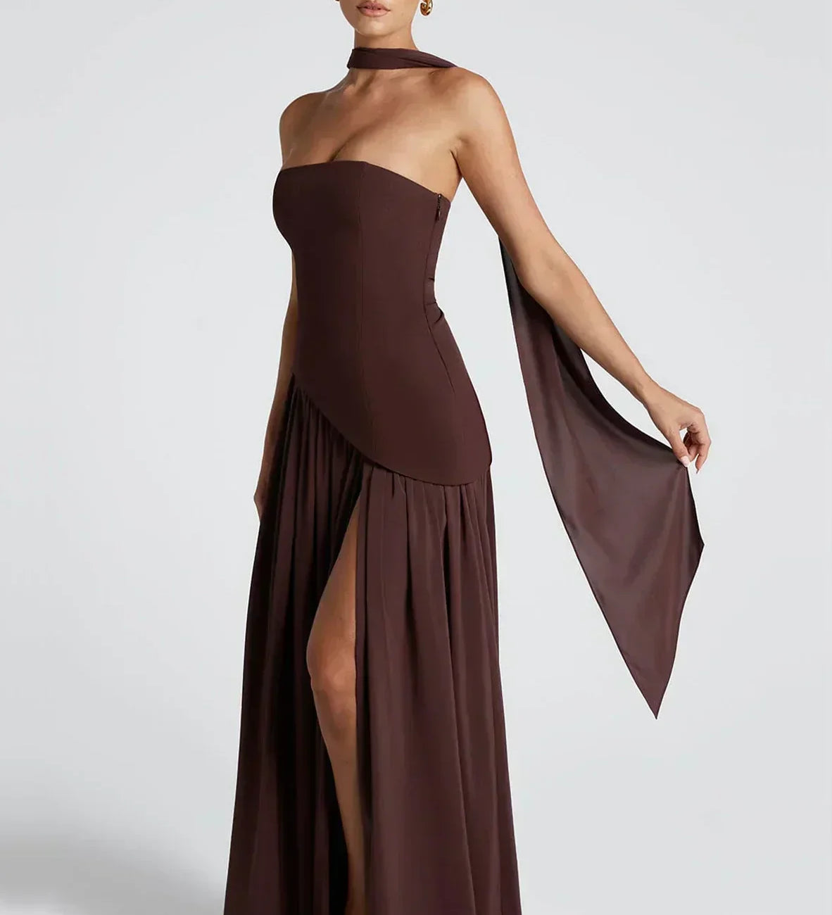 Elena – Maxi Φόρεμα με Ανοιχτούς Ώμους, Σκίσιμο & Choker Λεπτομέρεια