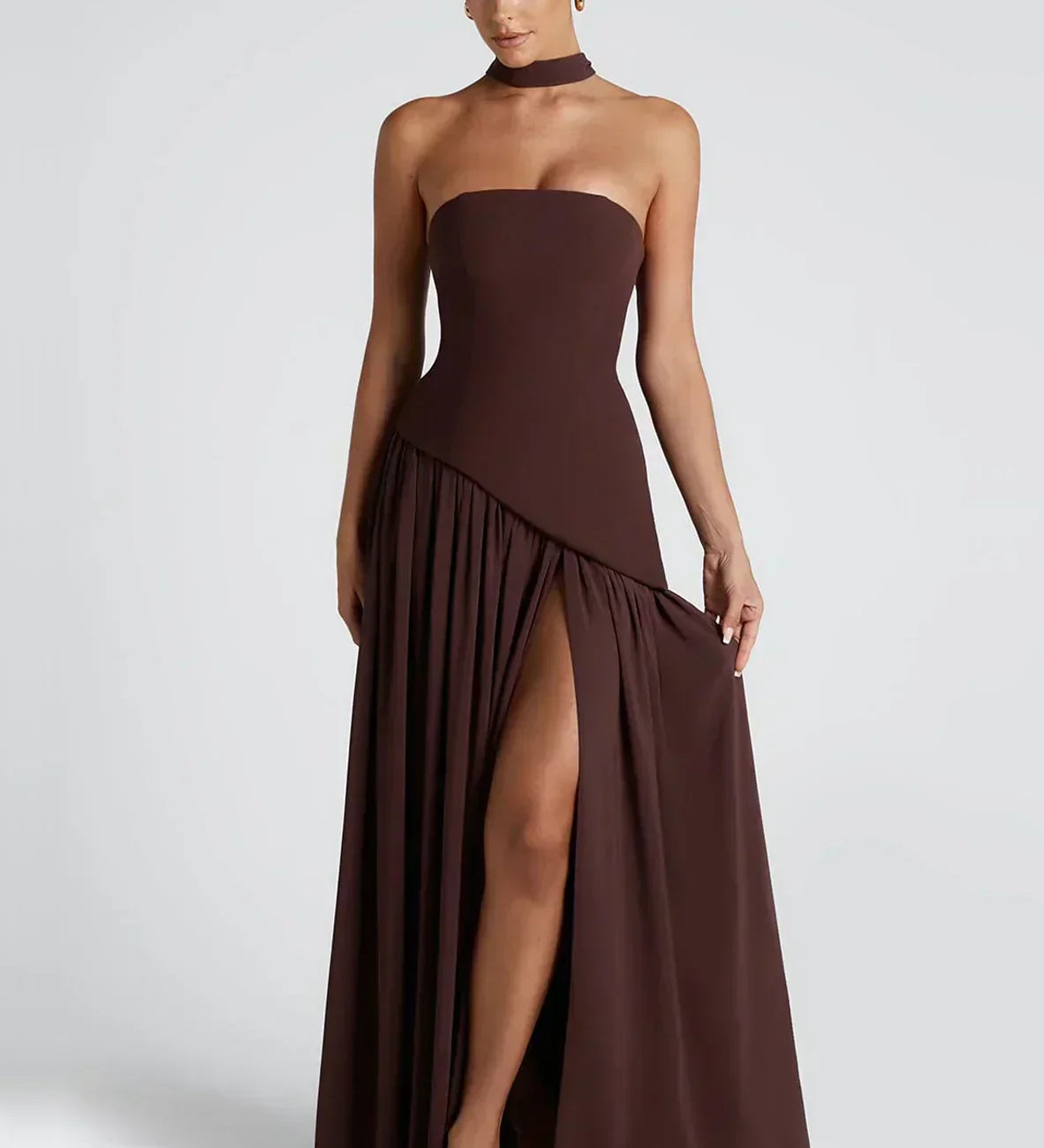 Elena – Maxi Φόρεμα με Ανοιχτούς Ώμους, Σκίσιμο & Choker Λεπτομέρεια