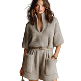 Ισα - Casual Ανοιχτό Καφέ Oversize Ρόμπα με Όρθιο Γιακά, Λαιμόκοψη V, Κοντό Μανίκι, Ζώνη, Εξωτερικές Τσέπες και Χνουδωτή Πλέξη (Casual Light Brown Stand Collar V-Neck Short Sleeve Belted Patch Pockets Oversize Fuzzy Knit Romper)