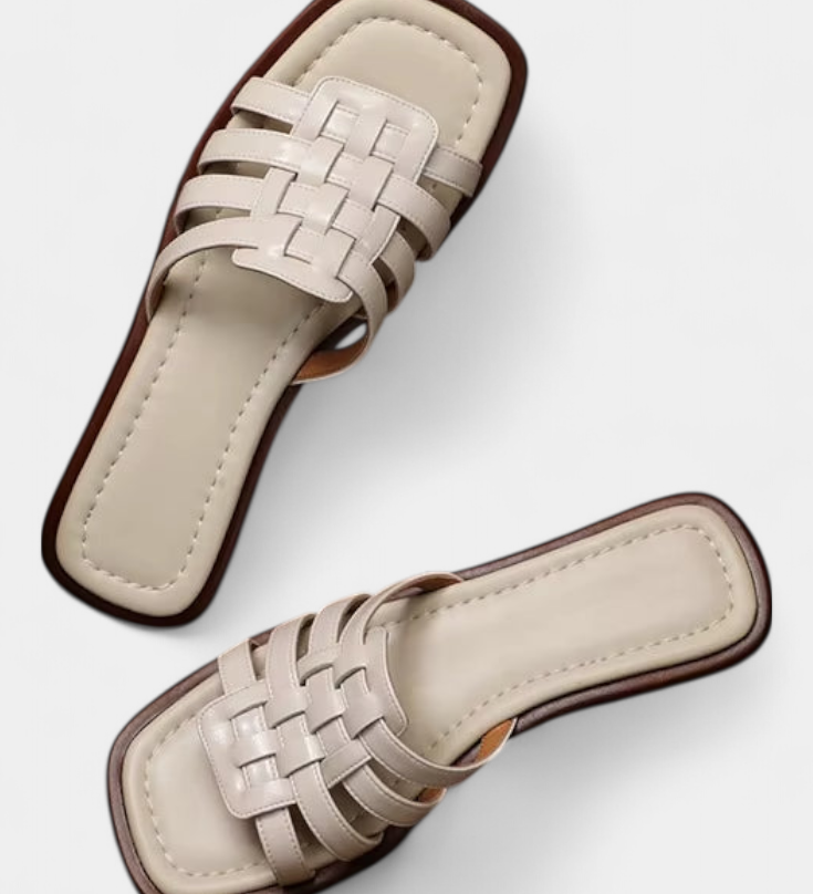 Ρωμαϊκά επίπεδα πλεγμένα σανδάλια
