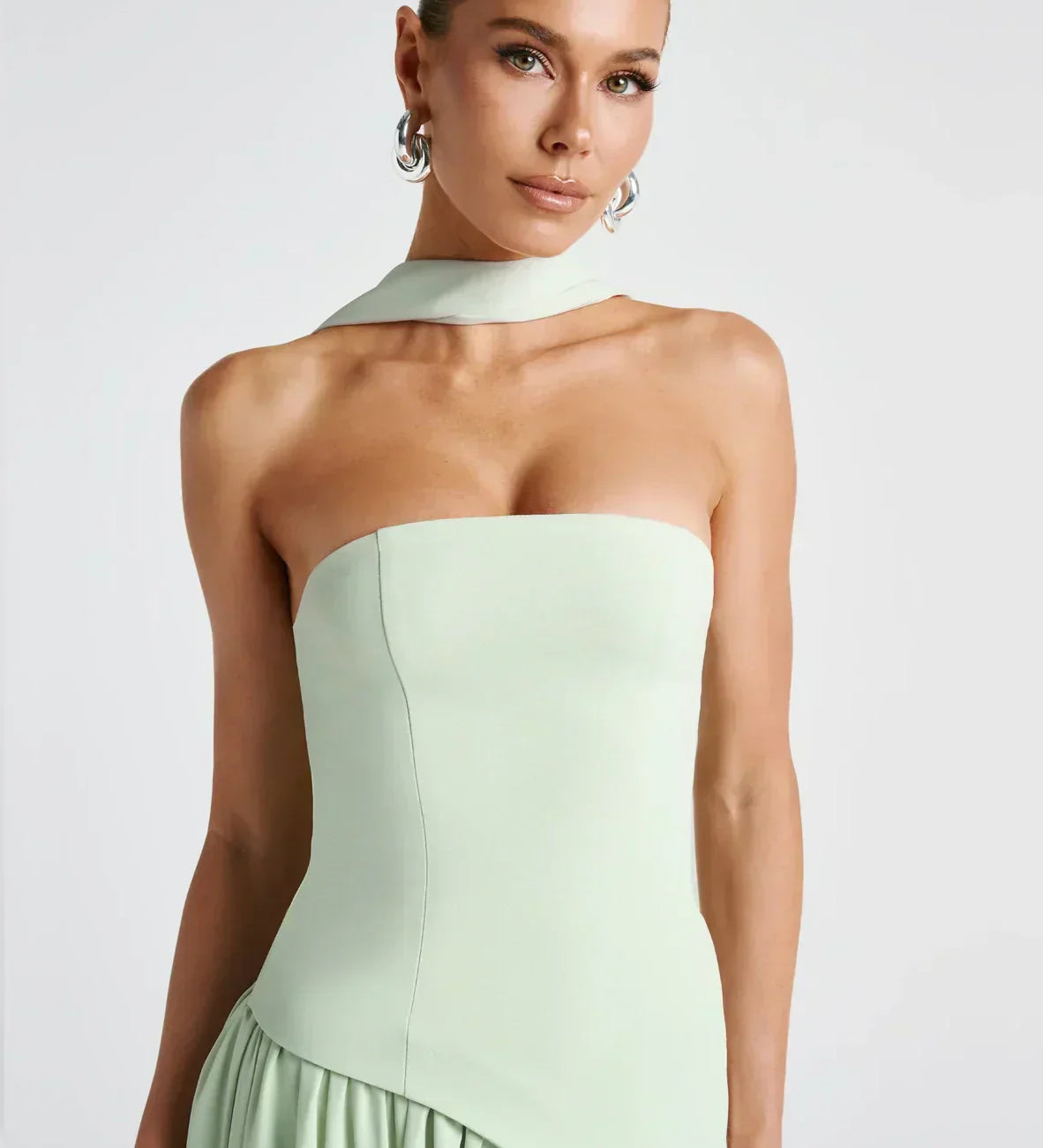 Elena – Maxi Φόρεμα με Ανοιχτούς Ώμους, Σκίσιμο & Choker Λεπτομέρεια