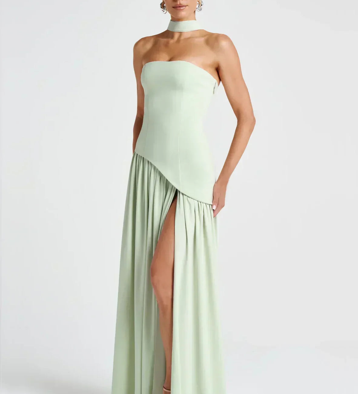 Elena – Maxi Φόρεμα με Ανοιχτούς Ώμους, Σκίσιμο & Choker Λεπτομέρεια