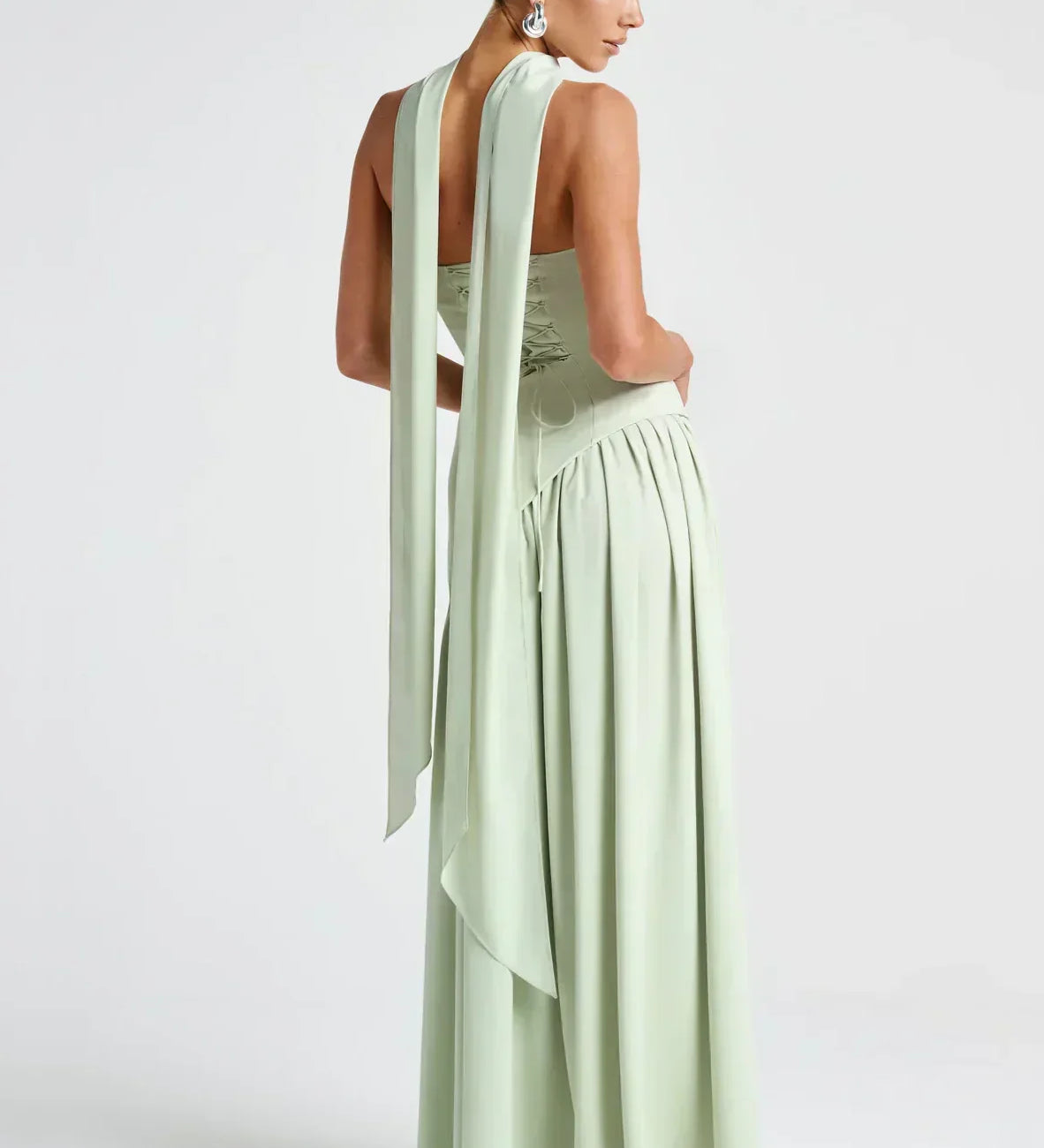 Elena – Maxi Φόρεμα με Ανοιχτούς Ώμους, Σκίσιμο & Choker Λεπτομέρεια