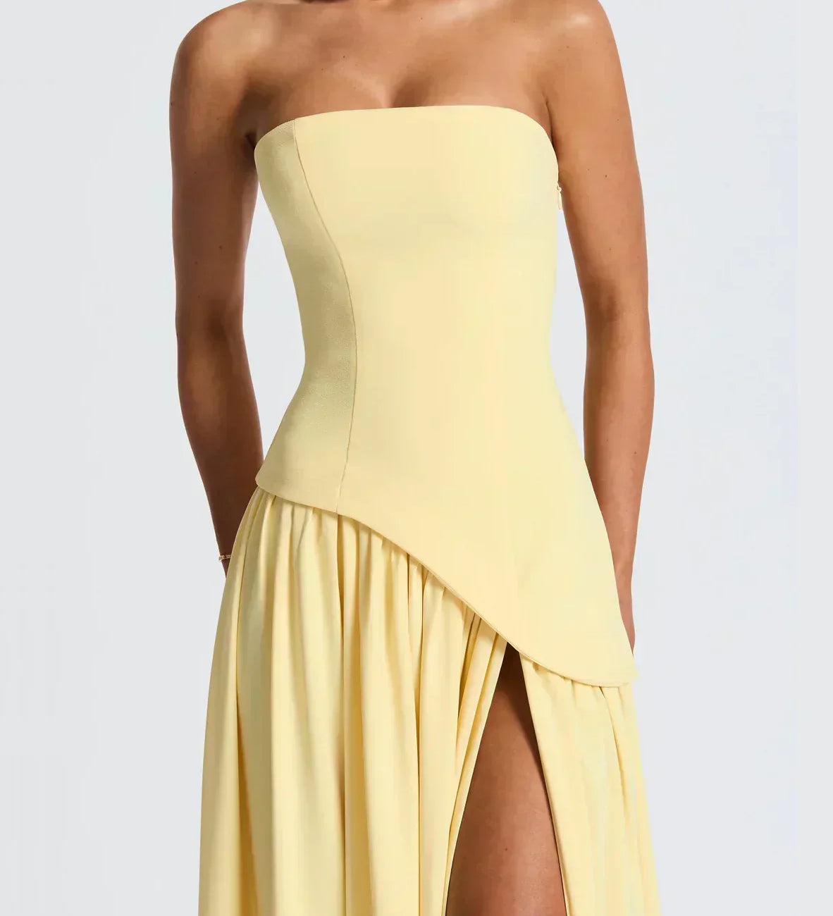 Elena – Maxi Φόρεμα με Ανοιχτούς Ώμους, Σκίσιμο & Choker Λεπτομέρεια