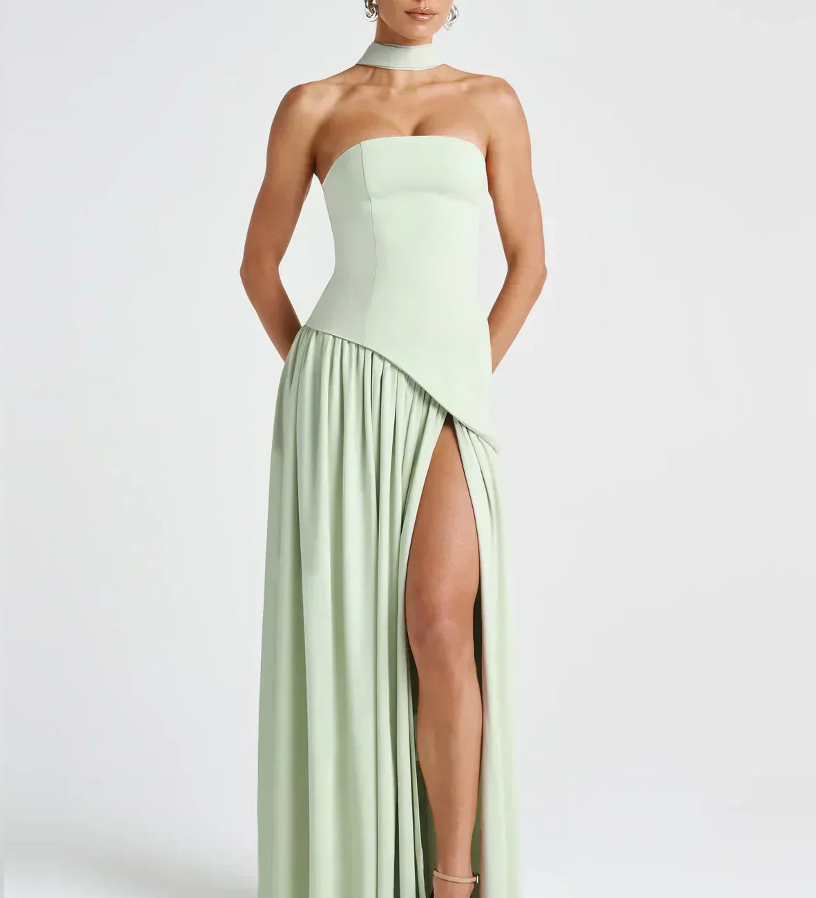 Elena – Maxi Φόρεμα με Ανοιχτούς Ώμους, Σκίσιμο & Choker Λεπτομέρεια