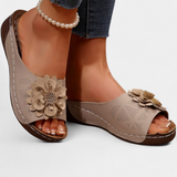 Πλούσια ορθοπεδικά σανδάλια με τρισδιάστατο λουλούδι και μαξιλαράκι