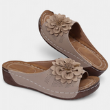 Πλούσια ορθοπεδικά σανδάλια με τρισδιάστατο λουλούδι και μαξιλαράκι