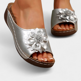 Πλούσια ορθοπεδικά σανδάλια με τρισδιάστατο λουλούδι και μαξιλαράκι