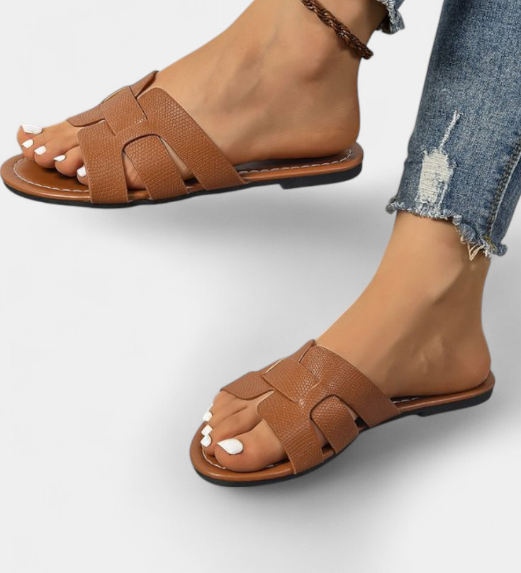 Silvia σανδάλια με κλασικό σχέδιο και γεωμετρικό κόψιμο