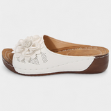 Πλούσια ορθοπεδικά σανδάλια με τρισδιάστατο λουλούδι και μαξιλαράκι