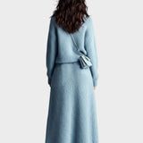 Rosie - Σικάτο κομψό μπλε σετ δύο τεμαχίων με πλεκτό πουλόβερ με όρθιο γιακά, λαιμόκοψη V, μακριά μανίκια και χαλαρή γραμμή, και μάξι φούστα με τσέπη και χνουδωτή πλέξη