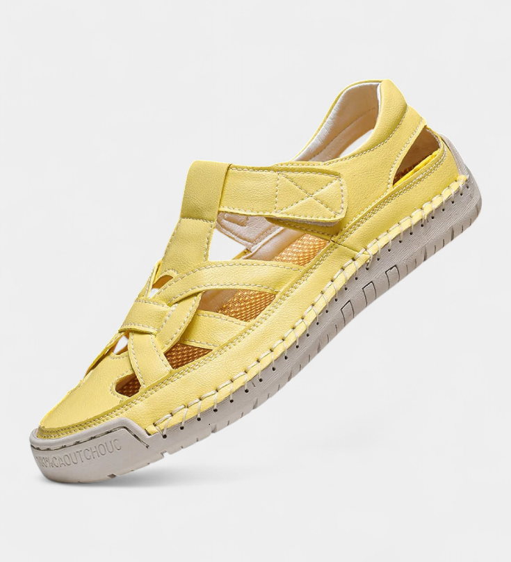 Εργονομικά πέδιλα από συνθετικό δέρμα Kaia κομμένα στο πλάι