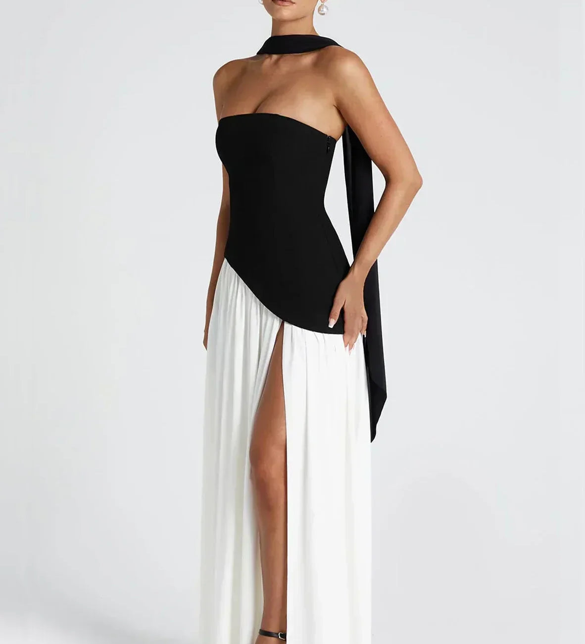 Elena – Maxi Φόρεμα με Ανοιχτούς Ώμους, Σκίσιμο & Choker Λεπτομέρεια